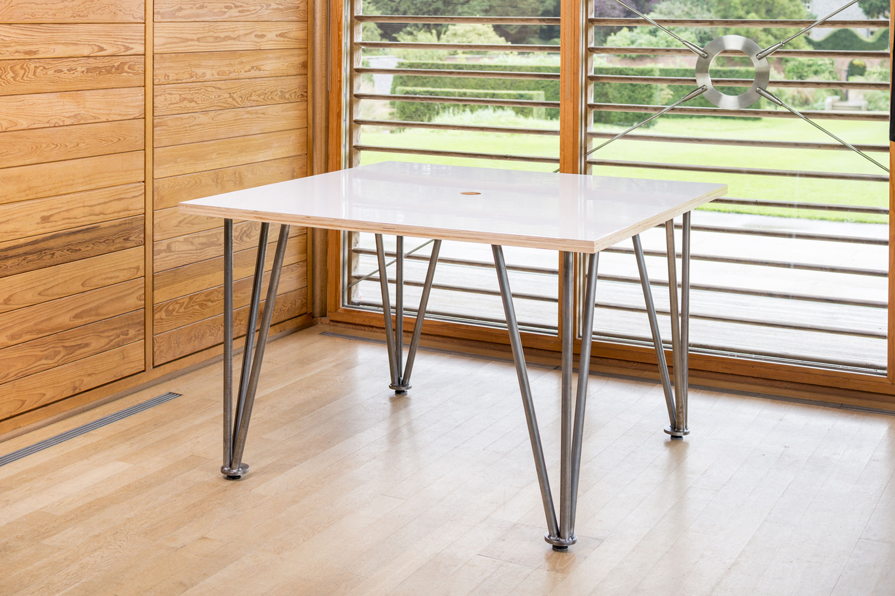 ThinkingWall whiteboard desk with silver legs