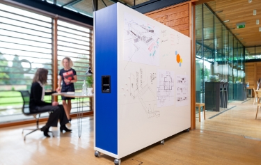 ThinkingWall Divider mobile wall with dry wipe and a blue end