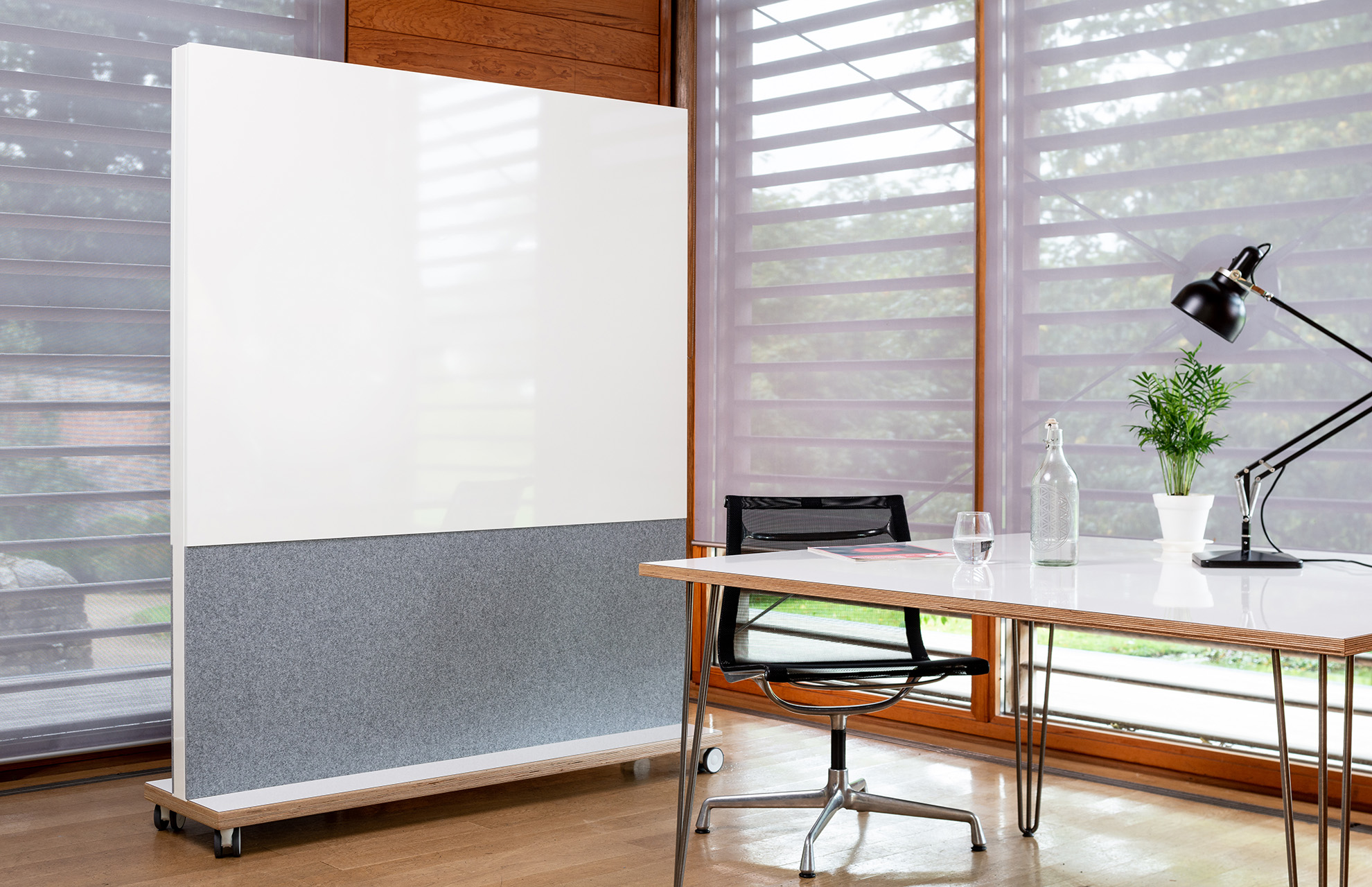ThinkingWall Acoustic Freestanding wall with whiteboard desk