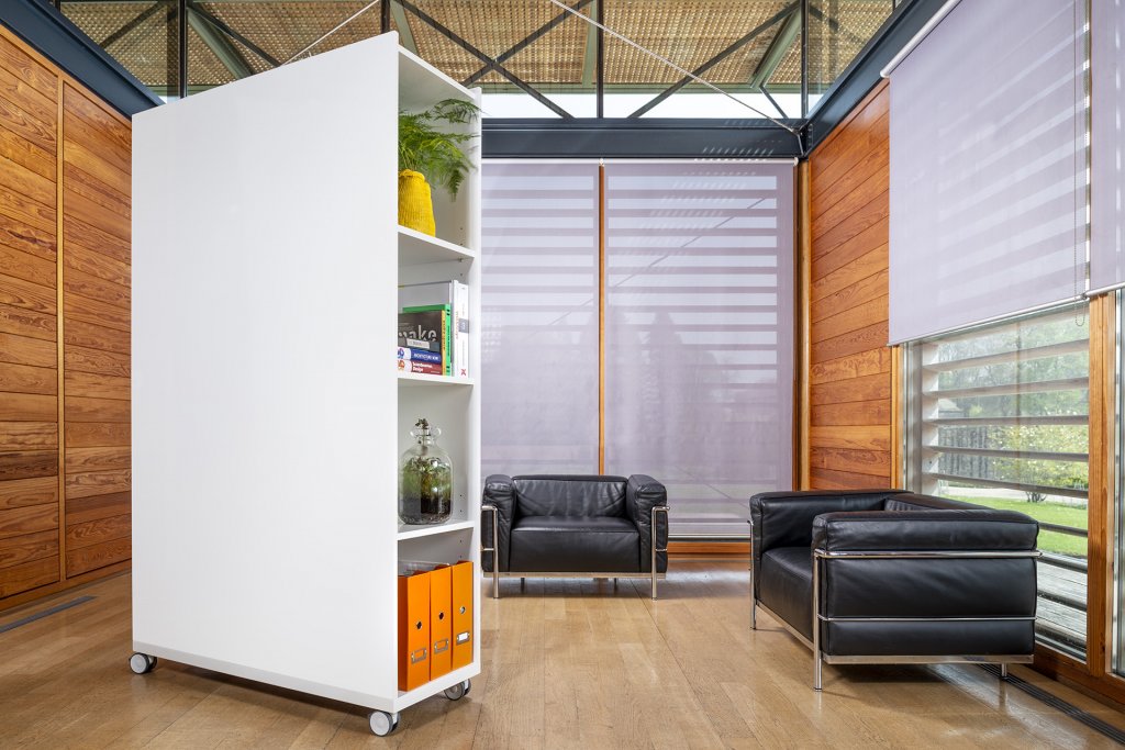 Mobile whiteboard wall with storage ThinkingWall Stor