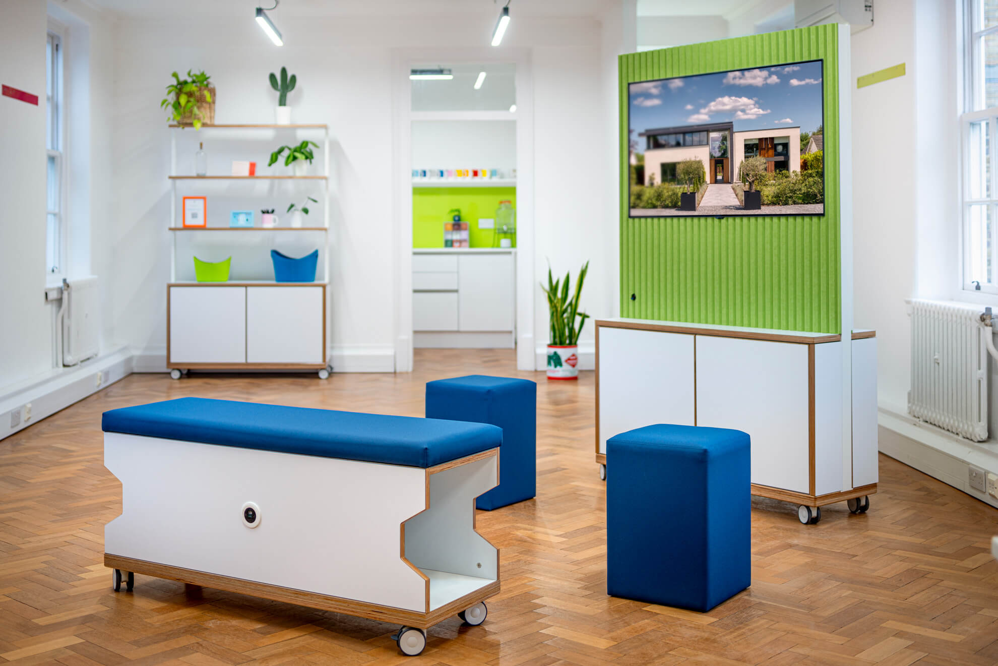 ThinkingWall mobile bench with optional battery powered charging point