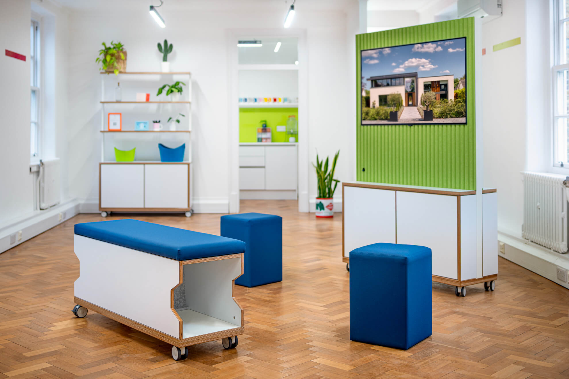 ThinkingWall mobile bench with removable stools