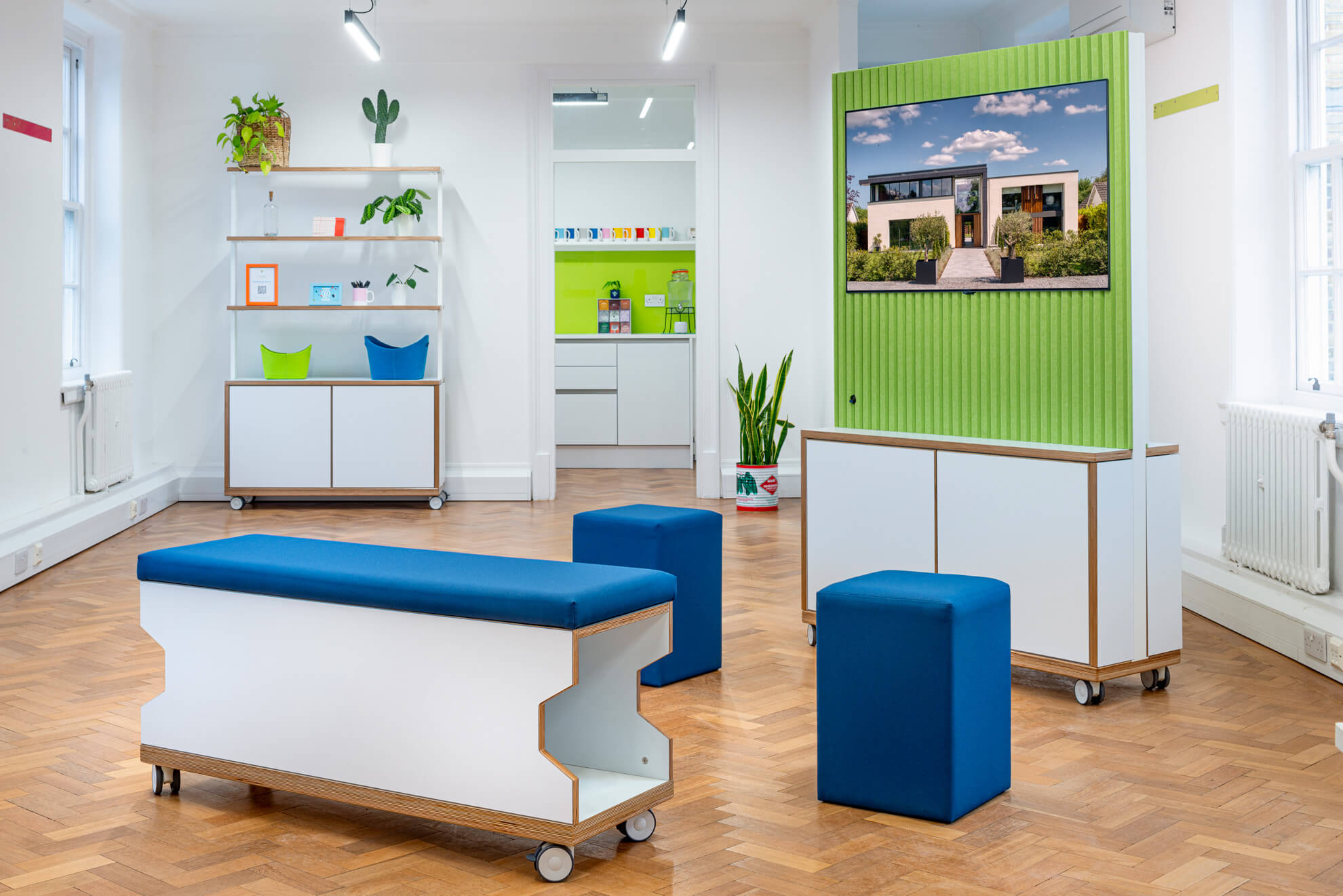 ThinkingWall mobile bench with removable stools