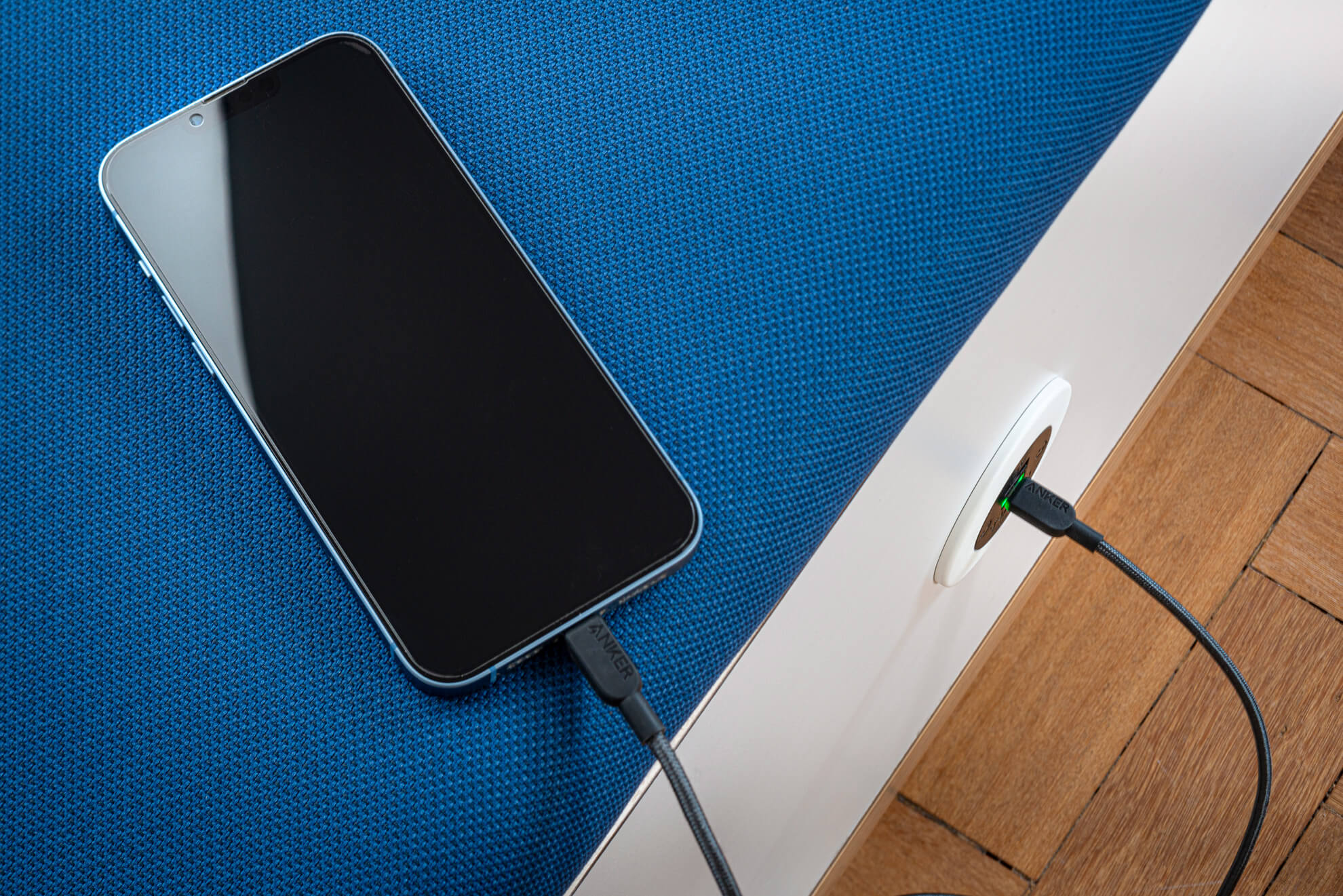 ThinkingWall mobile bench with optional battery powered charging point