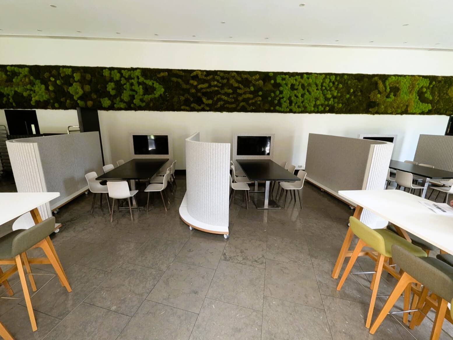 Meeting areas with AV connectivity and ThinkingWall mobile curve walls